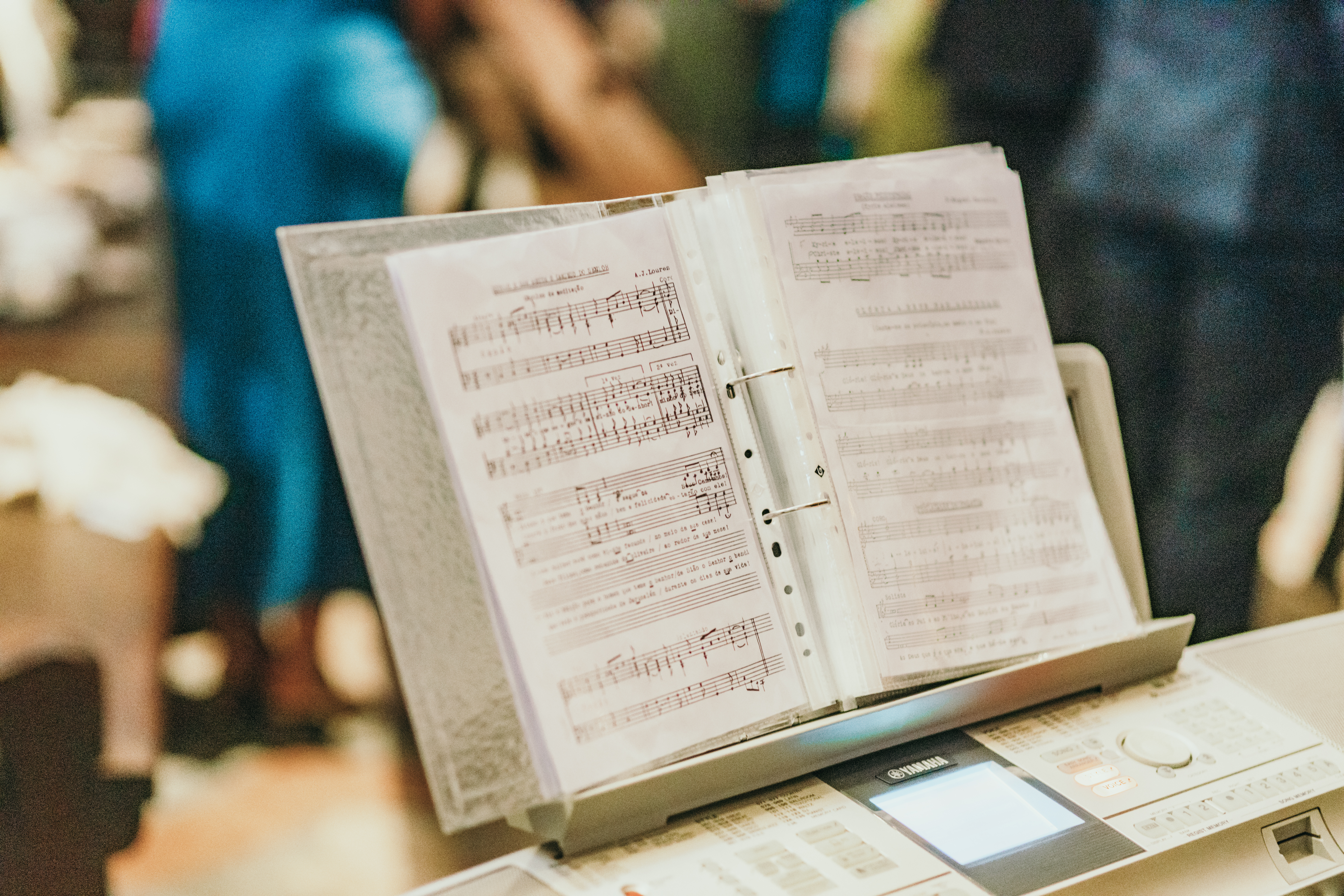 Dossier com folhas de pauta de música colocado numa estante musical